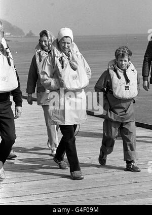 PA-NEWS-FOTO 04.06.88 DIE PRINCESS ROYAL MIT SOHN PETER PHILLIPS ZU FUß AUF DEN KAI IN ABERDOVEY, NORDWALES WÄHREND EINES BESUCHS IN EINEM NACH AUßEN GEBUNDEN ZENTRUM Stockfoto