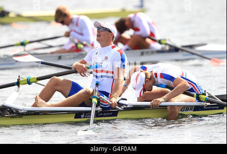 Die Briten Edward Grisedale und Joseph Guppy nach dem Abschluss des Junior Men's Double schürt EIN Finale während der Junioren-Weltmeisterschaften und Olympic Test-Veranstaltung in Eton Dorney Rowing Lake, Windsor. Stockfoto