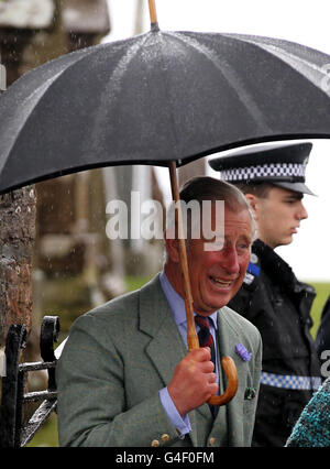 Prinz Charles, bekannt als der Herzog von Rothesay in Schottland, verlassen Canisbay Kirche in Caithness. Stockfoto