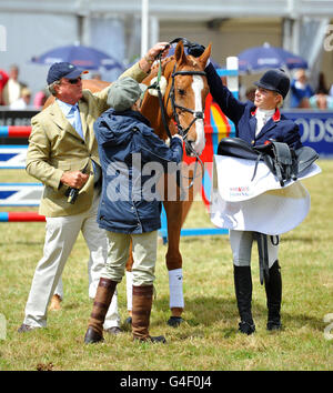 Die Prinzessin Royal und Kapitän Mark Phillips helfen Zara Phillips offiziell in den Ruhestand Toystown während des Festivals der britischen Eventing im Gatcombe Park, Gloucestershire. Stockfoto