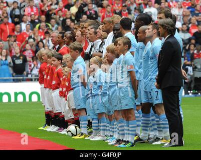 Gesamtansicht der beiden Teams, die sich vor dem anstehen Übereinstimmung Stockfoto