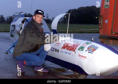 Rocketman Richard Brown mit seinem mach 3 Challenger Rocket Bike am frühen Morgen auf dem Elvington Air Field heute (Dienstag). Richard hofft, in den nächsten drei Tagen drei britische Rekorde brechen zu können und könnte Geschwindigkeiten von über 300 mph erreichen, bevor er im nächsten Jahr einen Versuch auf den Weltrekord macht. FOTO OWEN HUMPHREYS/PA Stockfoto