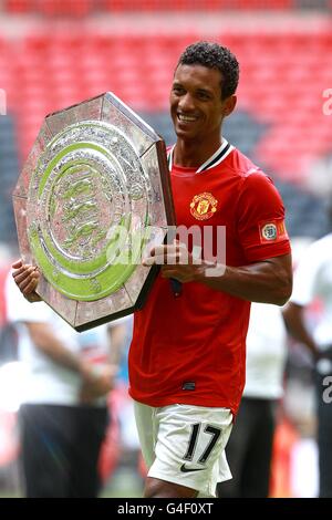 Fußball - FA Community Shield - Manchester City / Manchester United - Wembley Stadium. Luis Nani von Manchester United feiert nach dem letzten Pfiff mit dem Community Shield Stockfoto