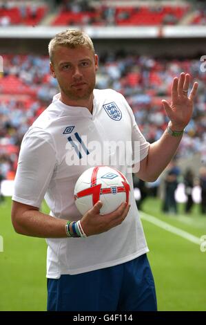 Fußball - FA Community Shield - Manchester City / Manchester United - Wembley Stadium. Der ehemalige England-Cricketspieler Andrew Flintoff in der Halbzeit während des Elfmeterschießerspiels Stockfoto