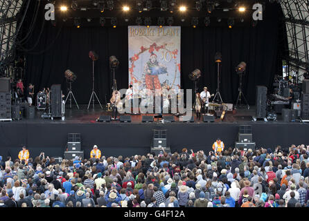 Robert Plant und die Band of Joy treten während des Big Chill Festivals 2011 im Eastnor Castle Deer Park in Herefordshire auf. Stockfoto