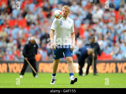 Andrew Flintoff von Sky's A League of Thier Own während Die Halbzeitstrafe schießt aus Stockfoto