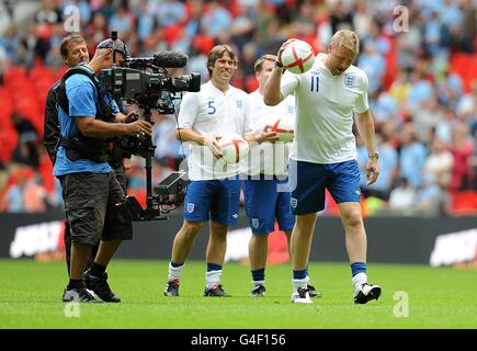 Andrew Flintoff (rechts), John Bishop (Mitte) und James Corden (2. Rechts) aus Sky's A League of Thier Own während des Halbzeitstrafschießens Stockfoto