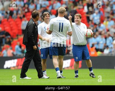 Andrew Flintoff (Mitte), John Bishop (2. Links) und James Corden (rechts) von Sky's A League of Thier Own während des Halbzeitfehlerschießens neben Matt Le Tissier (links) Stockfoto