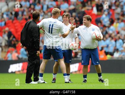 Andrew Flintoff (2. Links), John Bishop (2. Rechts) und James Corden (rechts) von Sky's A League of Thier Own während des Halbzeitfehlerschießens neben Matt Le Tissier (links) Stockfoto