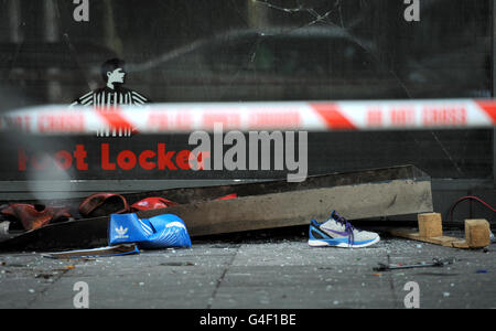 Trümmer vor einem Foot locker-Laden in Brixton, im Süden Londons, nach einer zweiten Nacht der Unruhen in der Hauptstadt. Stockfoto