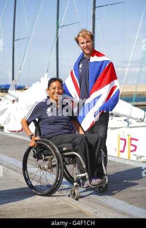 Die Briten Niki Birrell (rechts) und Alexandra Rickham, die heute als Mitglieder des britischen Paralympischen Segelteams für London 2012 während eines Fotoalles in Weymouth und der Portland National Sailing Academy bekannt gegeben wurden. Stockfoto