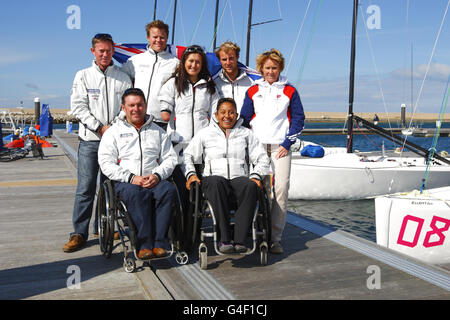 RYA Olympic Manager Stephen Park (links), zusammen mit (obere Reihe von zweiter links) dem Briten Stephen Thomas, Hannah Stodel, Niki Birrell und BPA Performance Director Penny Briscoe und (vordere Reihe von links) John Robertson und Alexandra Rickham während einer Ankündigung des GB-Paralympics-Teams in Weymouth und der Portland National Sailing Academy. Stockfoto