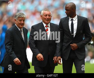 Manchester City Football Development Executive Patrick Vieira (rechts) mit FA vorsitzender David Bernstein (links) vor dem Spiel Stockfoto