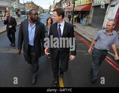 Der stellvertretende Premierminister Nick Clegg und der Abgeordnete David Lammy von Tottenham (links) treffen auf Anwohner und Geschäftsleute, darunter den Juwelier Steve Moore (ganz rechts), der sein Geschäft verlor, nachdem in Tottenham, im Norden Londons, am Samstagabend Unruhen ausbrachen. Stockfoto