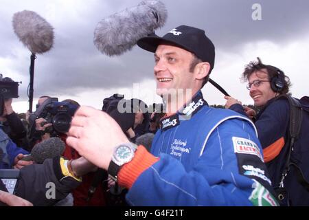 Richard 'Rocketman' Brown spricht mit den Medien, nachdem er heute (Donnerstag) den britischen Motorrad-Landgeschwindigkeitsrekord in seinem mach 3 Challenger Rocket auf dem Elvington Airfield gebrochen hat. Foto von Owen Humphreys/PA Stockfoto