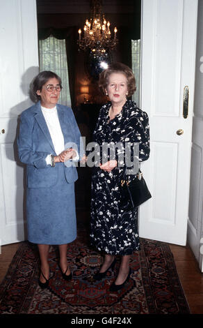 PA NEWS PHOTO 30/5/86 MARGARET THATCHER MIT FRAU YELENA BONNER, FRAU DES EXILIERTEN SOWJETISCHEN DISSIDENTEN ANDREI SACHAROW IN DER DOWNING STREET 10 IN LONDON Stockfoto