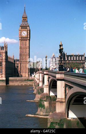 BIG BEN VON DER SÜDSEITE DER THEMSE AUS GESEHEN, IN LONDON, ÜBER DIE WESTMINSTER BRIDGE. Stockfoto