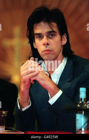 PA NEWS PHOTO 30/9/98 AUTOR NICK CAVE BEI DER EINFÜHRUNG EINER REIHE VON "POCKET CANONS", EXERPTS AUS DER BIBEL MIT KONTROVERSEN EINFÜHRUNGEN VON VERSCHIEDENEN PROMINENTEN ZUR VERFÜGUNG GESTELLT, GEHALTEN AUF ST. JAMES'S CHURCH IN PICCADILLY, LONDON Stockfoto