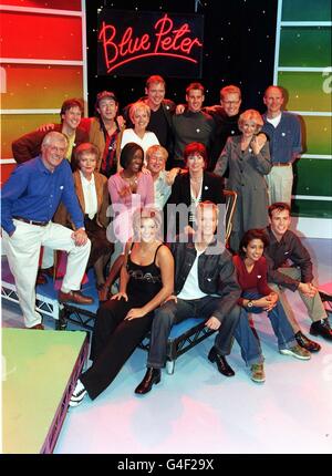 Blue Peter-Vortragende aus Vergangenheit und Gegenwart versammelten sich heute (Freitag) zum 40-jährigen Jubiläum des Programms. (l/r nach oben) Peter Duncan, Christopher Wenner, Sarah Greene, John Leslie, Tim Vincent, Mark Curry, Tina Heath und Simon Groom. (l/r Mitte), Peter Purves, Leila Williams, Diane Louise Jordan, John Noakes und Valerie Singleton. (l/r unten) Katy Hill, Stuart Miles, Konnie Huq und Richard Bacon. Foto von Peter Jordan. Stockfoto