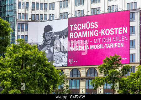 Werbung der Telekom, auf ein großes Plakat am Leipziger Platz in Berlin für einen neuen Telefon-Tarif, Noroaming Gebühren in der EU Stockfoto
