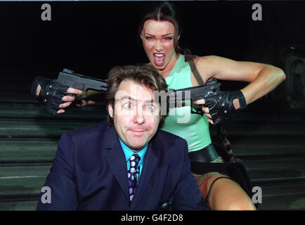 PA NEWS PHOTO 15/10/98 MODEL NELL MCANDREW ALS CYBER-LUDER LARA CROFT MIT TV-MODERATOR JONATHAN ROSS IM NATURAL HISTORY MUSEUM IN LONDON, UM DAS COMPUTERSPIEL, GRAB RAIDER III. ZU STARTEN Stockfoto