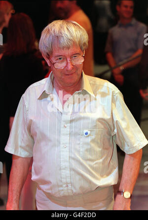 DER EHEMALIGE BLAUE PETER-MODERATOR JOHN NOAKES IN LONDON ZUM 40-JÄHRIGEN JUBILÄUM DES BBC-KINDERPROGRAMMS. Stockfoto