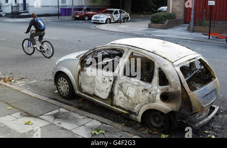 Ausgebrannte Autos in der Grove Street in der Toxteth-Gegend von Liverpool, nachdem Jugendliche letzte Nacht in den frühen Morgenstunden randaliert waren. Stockfoto