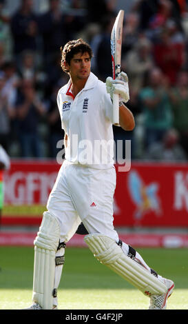 Der englische Alastair Cook verlässt das Feld, nachdem er den Tag am 182 nicht draußen während des npower Test Spiels in Edgbaston, Birmingham beendet hat. Stockfoto