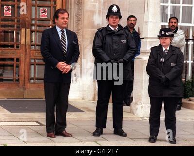 Heute (Sonntag) ist es vor der Londoner Klinik, wo General Pinochet behandelt wird, zu einem Fressanfall gekommen. Menschenmassen, die Pinochet fordern, werden vor Gericht gestellt, und sie schrieen einem Mann, der als rechtsextremer Senator Ignacio Perez Walker gilt (hier abgebildet, links bei der Polizei), der die Menge verhöhnte. Foto von Tony Harris/PA. Siehe PA Geschichte POLIZEI Pinochet. Stockfoto