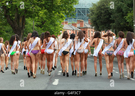 Teilnehmer der morgigen Miss Ireland Beauty-Parade vor dem D4 Berkely Hotel in Dublin heute während einer Fotozelle. Stockfoto