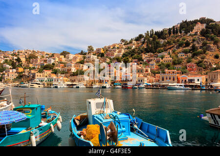 Neo-klassizistischen Häuser und Fischerboote im malerischen Hafen auf der Insel Symi in der Ägäis. Stockfoto