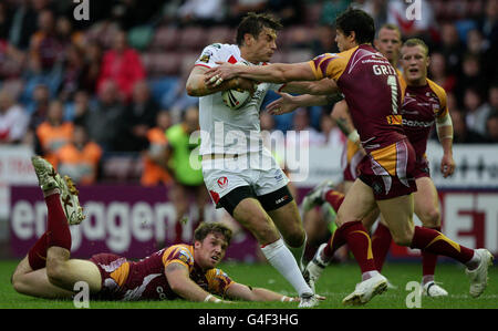 St. Helens' Jon Wilkin wird von Scott Grix von Huddersfield Giants während des Engage Super League-Spiels im Stobart Stadium in Widnes angegangen. Stockfoto