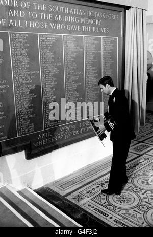 PA-NEWS-Foto 14.06.85 Prinz ANDREW, A FALKLANDS Kampagne VETERAN Verlegung A Kranz INFRONT von THE SOUTH ATLANTIC Kampagne MEMORIAL enthüllt von THE QUEEN in A Gedenken SERVICE IN ST. PAUL Kathedrale *26/07/2001...The Duke verlässt der Royal Navy auf Montag, 30. Juli 2001, nach 22 Jahren Dienst. Stockfoto