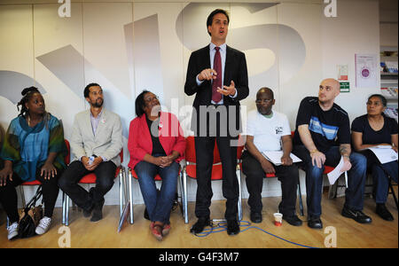 Der Arbeitsleiter Ed Miliband (Mitte) und der Abgeordnete von Diane Abbott für Hackney North und Stoke Newington (3. Links) treffen sich heute bei einem Besuch in Hackney, Ost-London, mit Gemeindeführern und Freiwilligen, wo er lokale Menschen traf und die jüngsten Unruhen in England diskutierte. Stockfoto