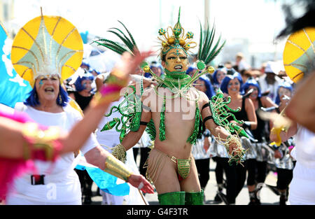 Teilnehmer der Brighton Pride Parade in Brighton, East Sussex, im Rahmen des jährlichen Pride Festivals. Stockfoto