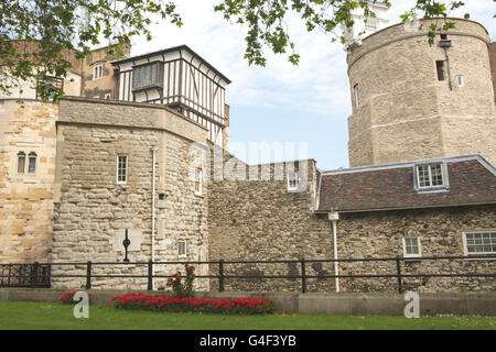 Blick auf die Außenwand des Tower of London. Detail des tudor Gebäudes und ein Rundturm. Stockfoto
