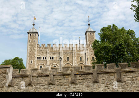 Londoner Wahrzeichen des Tower of London. Hauptturm Gebäude mit zwei Außenwänden im Vordergrund. Stockfoto