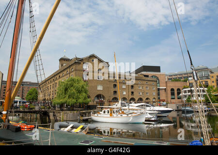 Blick auf St Katherines Dock Marina in Tower Hamlets London. Einmal eine kommerzielle Dock jetzt Heimat am Wasser Häuser und Restaurants. Stockfoto