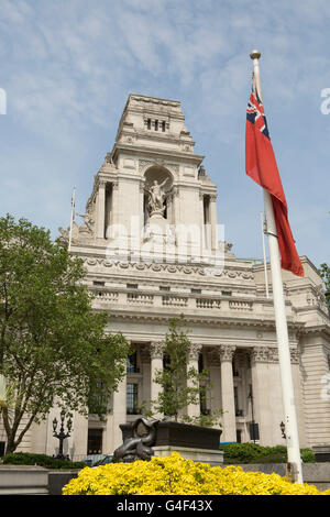 Porträt des Hafen von London Authority Altbaus in der Nähe des Tower of London. Red Ensign und gelbe Blumen im Vordergrund. Stockfoto