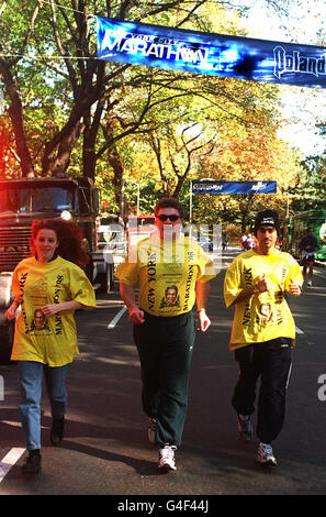 Der Falkland-Kriegsheld Simon Weston (Mitte), vom Weston Spirit trainiert heute (Samstag) mit den Teammitgliedern Rachel Dawber und Ben Hewins im Central Park zum New York Marathon. Simon betreibt zusammen mit Newman's Own, der Salatdressingfirma, die von Paul Newman gegründet wurde und alle Gewinne nach Steuern an wohltätige Zwecke spendet. Foto von Malcolm Clarke. Stockfoto