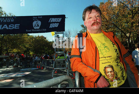 Der Falkland-Kriegsheld Simon Weston beim Training heute (Samstag) im Central Park vor dem morggerten New York Marathon. Weston wird gemeinsam mit Newman's Own betrieben, der von Paul Newman ins Leben gegangenen Salatdressingfirma, die alle Gewinne nach Steuern an wohltätige Zwecke spendet. Foto von Malcolm Clarke. Stockfoto