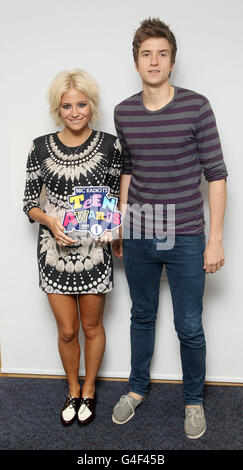 Der britische Singer-Songwriter Pixie Lott und Radio 1 DJ Greg James starten die Teen Awards 2011 von BBC Radio 1 in London. Stockfoto