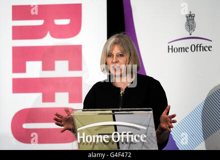 Störungen in ganz Großbritannien. Innenministerin Theresa May hält eine Rede zur Polizeireform im Zentrum von London. Stockfoto