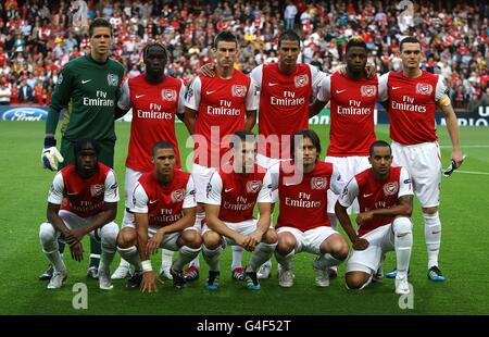 Arsenal Team-Gruppe (hintere Reihe von links nach rechts) Torwart Wojciech Szczesny, Bacary Sagna, Laurent Koscielny, Marouane Chamakh, Alex Song und Thomas Vermaelen; (vordere Reihe von links nach rechts) Gervinho, Kieran Gibbs, Aaron Ramsey, Tomas Rosicky und Theo Walcott Stockfoto