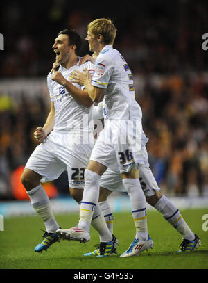 Robert Snodgrass von Leeds United (links) feiert mit Andy Keogh, nachdem er während des npower-Meisterschaftsspiels in der Elland Road, Leeds, das dritte Tor seiner Seite erzielt hatte. Stockfoto