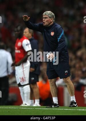 Arsenal-Assistent-Manager Pat Rce (rechts) leitet die Spieler aus Die Touchline Stockfoto