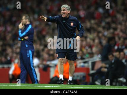 Arsenal Assistant Manager Pat Reis leitet die Spieler aus dem Touchline Stockfoto