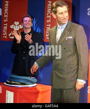 Der Prinz von Wales schneidet einen Geburtstagskuchen, den ihm der Prince's Trust auf einer „Full Monty“-Party überreicht hat. „Full Monty“-Schauspieler Hugo Spear (L) schaut ihn heute (Freitag) in Sheffield an. Die Veranstaltung an dem Ort, an dem der Film „Full Monty“ gedreht wurde, hob die Arbeit des Prince's Trust hervor. PA-Fotos (Reuter Rota Pic) Stockfoto