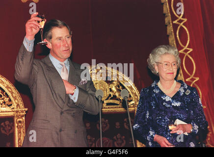 Der britische Prinz von Wales erhebt sein Glas als Reaktion auf einen Toast seiner Mutter, Königin Elizabeth II., im Buckingham Palace während eines Empfangs zu seinen Ehren am Vorabend seines 50. Geburtstages. Stockfoto
