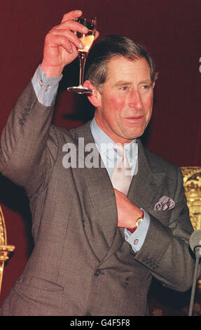 (Zuvor übertragene Version des Bilds). Der britische Prinz von Wales erhebt sein Glas als Reaktion auf einen Toast seiner Mutter, Königin Elizabeth II., am Freitag, den 13. November 1998, im Buckingham Palace während eines Empfangs zu seiner Ehre am Vorabend seines 50. Geburtstages.PA Foto: John Stillwell. WPA-Solo-Rota Stockfoto